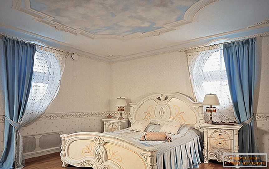 Restavrirana spalnica v neo-baročnem slogu.