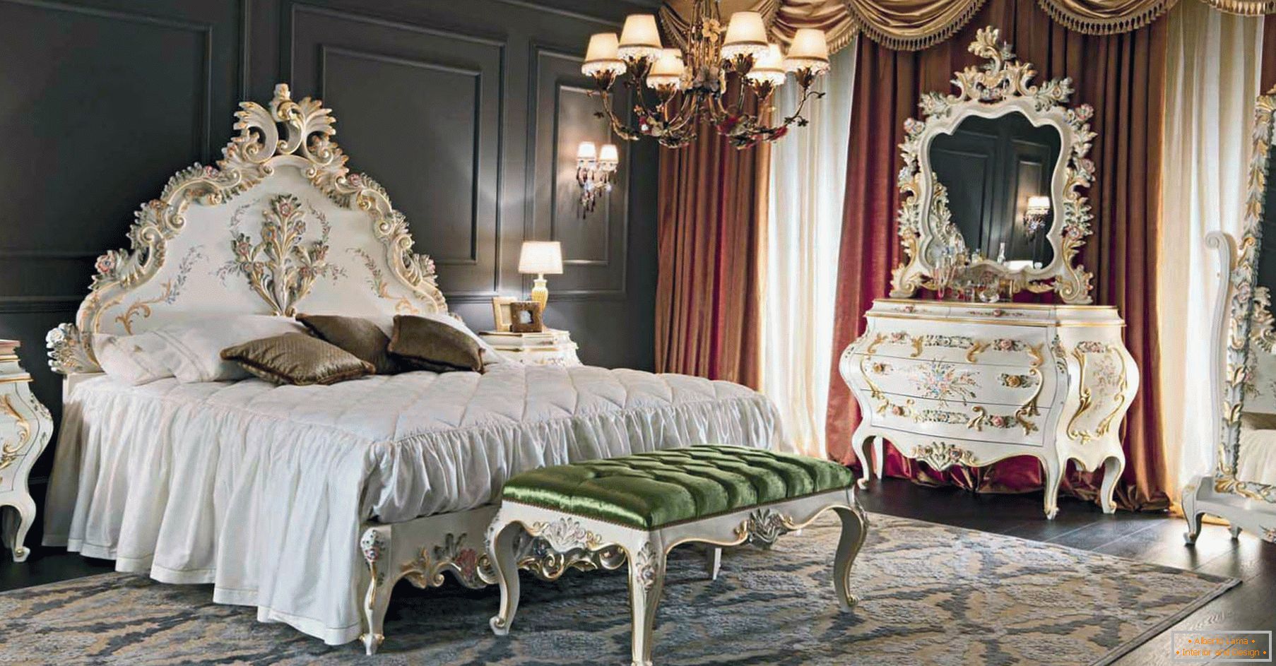 Za okrasitev spalnice je bil uporabljen kontrast temno rjave, zlate, rdeče in bele barve. Pohištvo je izbrano glede na slog baroka.