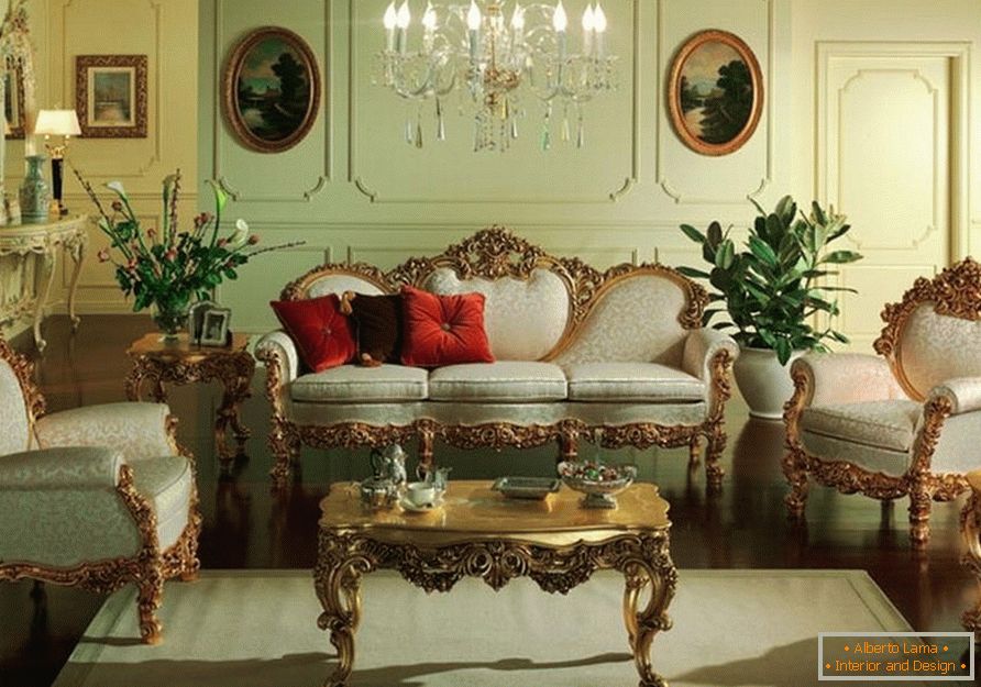 Gost soba je v nežnih oljčnih tonih. Pohištvo z izklesanim hrbtom in nogami se ujema s stilom baročnega.