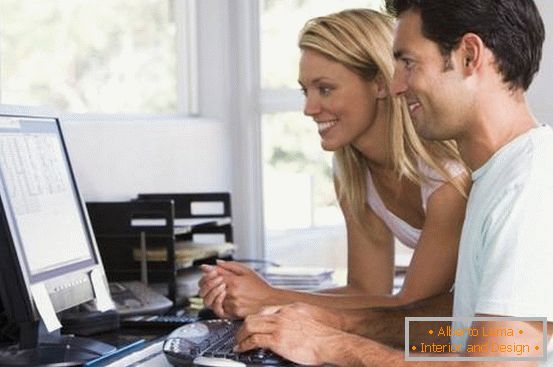moški in ženske na računalniku doma