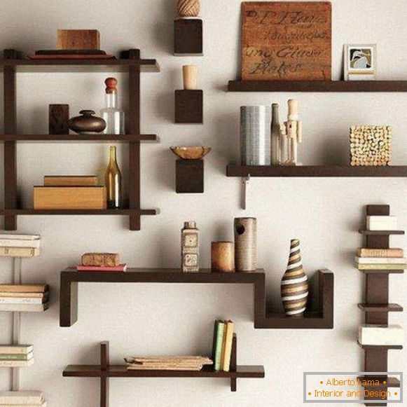 Lesene police na steni za knjige in dekor