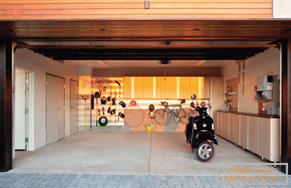 Motorno kolo v notranjosti garaže