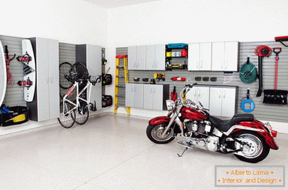 Motorno kolo v notranjosti garaže