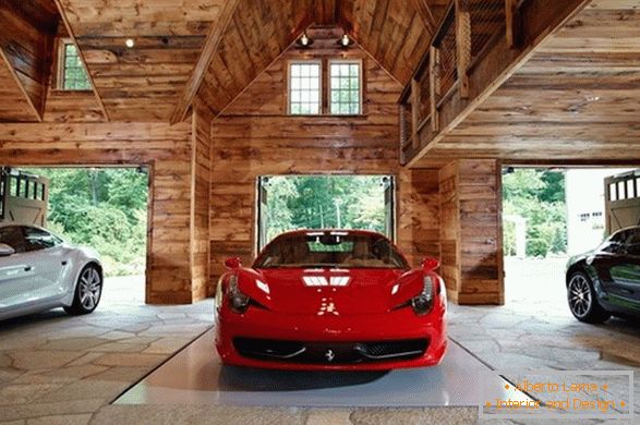 Luksuzni avtomobili v leseni garaži