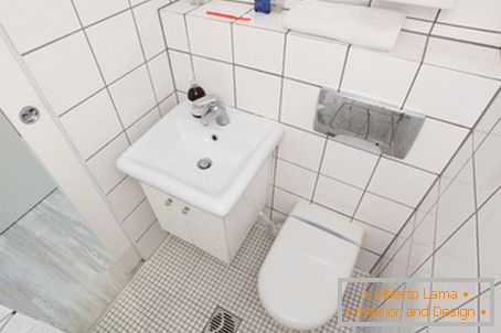 Mala kopalnica v beli barvi