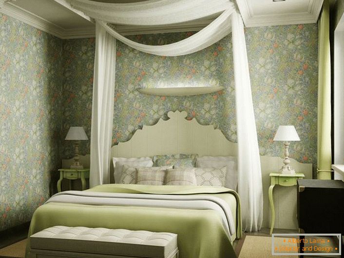 Izjemna značilnost zasnove spalnice je bila krošnja narejena iz prosojne bele tkanine nad posteljo. Lahka, romantična oblika je idealna za spalnico mladega para.