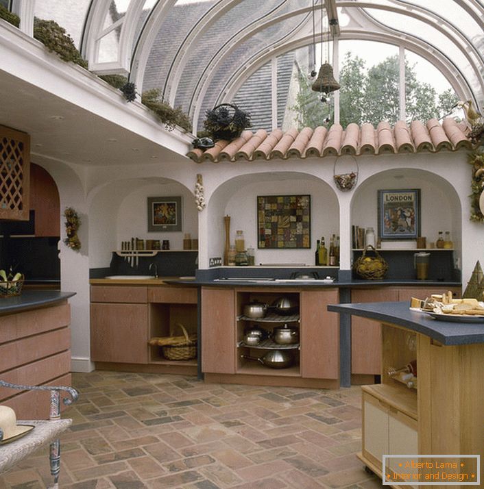Kuhinja v mediteranskem slogu pod stekleno streho v hiši v južni Italiji.