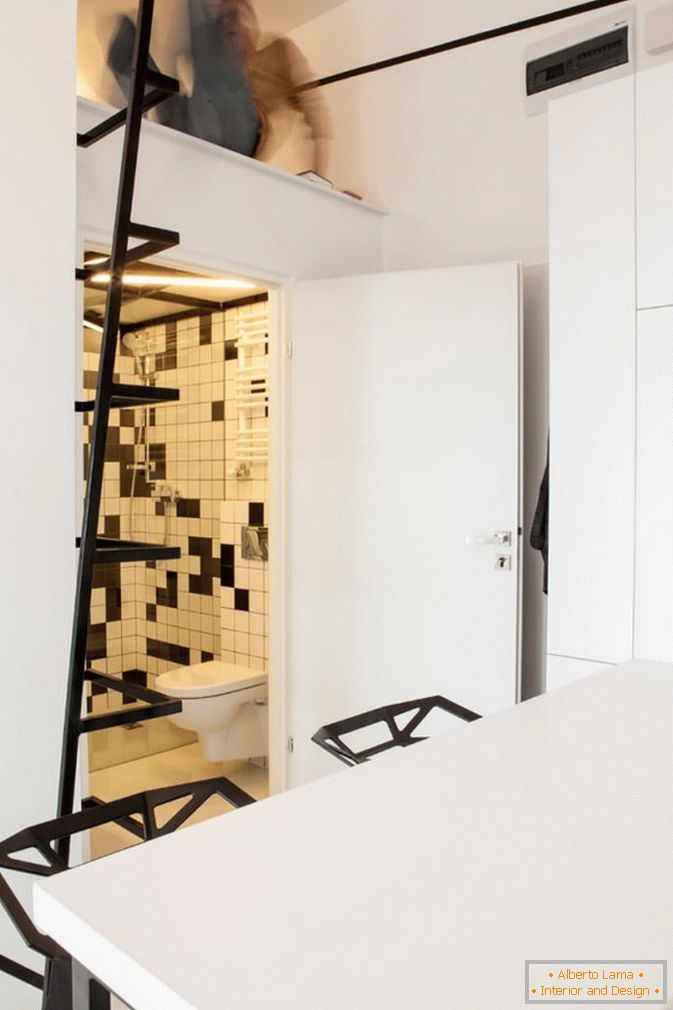 Kopalnica studio apartmaja v črno-beli barvi
