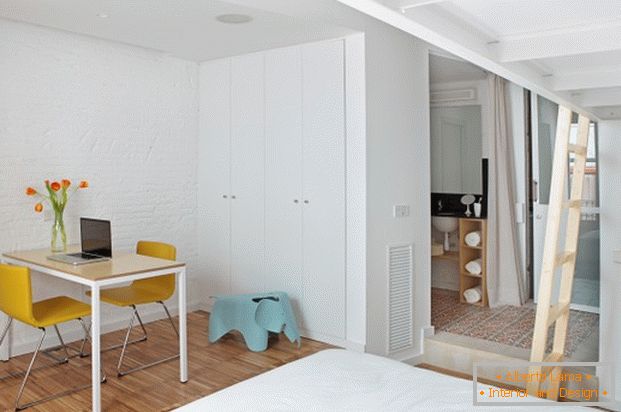 Projekt mini apartma: delovni kotiček v spalnici