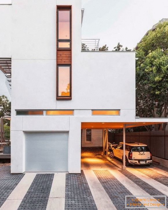 Hiša v slogu minimalizma s priborom za avtomobile