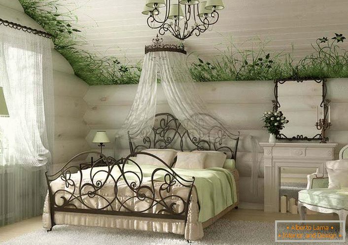 Svetla, prostorna spalnica v deželnem slogu je primerna za poseben stropni zaključek, na katerem je upodobljeno sveže zelenje z redkimi cvetovi.