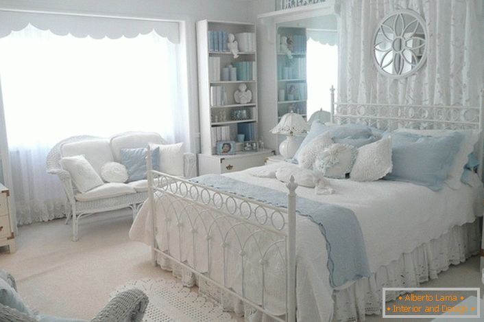 Svetla soba za spanje v slogu države. Odlična možnost za okrasitev spalnice za goste.