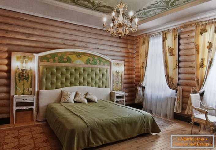 Stene v spalnici v najboljših tradicijah države so okrašene z naravno leseno brunarico. Vendar brez cvetnih motivov še nikjer. Svetlo bežne zavese krasijo redek cvetni vzorec.