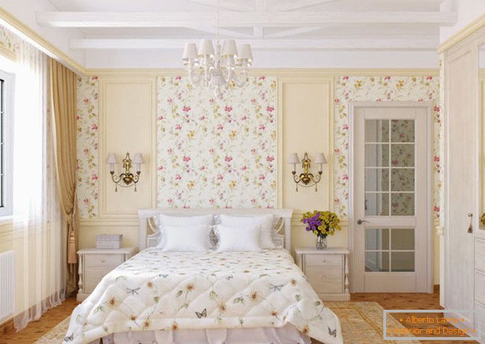 Stene v spalnici v slogu države so okrašene s cvetnimi ozadji, ki se harmonično skladajo s posteljnino na postelji.