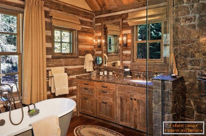 Kopalnica v deželi državi z ustrezno izbranim pohištvom. Zanimiva zasnova je okno z lesenim okvirjem nad kopalnico.