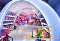 Радужный интерьер в магазине игрушек Pilarova zgodba, Барселона