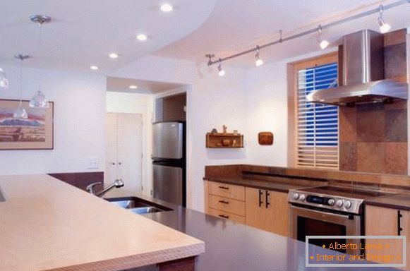 Zanimiva lokacija reflektorjev na stropu - fotografija kuhinje