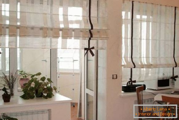 Rimske zavese v kuhinji na balkonskih vratih, fotografija 21