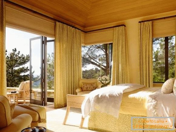 Bamboo rimske zavese v notranjosti spalnice