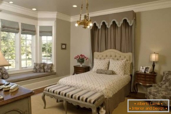 Dvobarvne rimske zavese v dizajnu spalnice