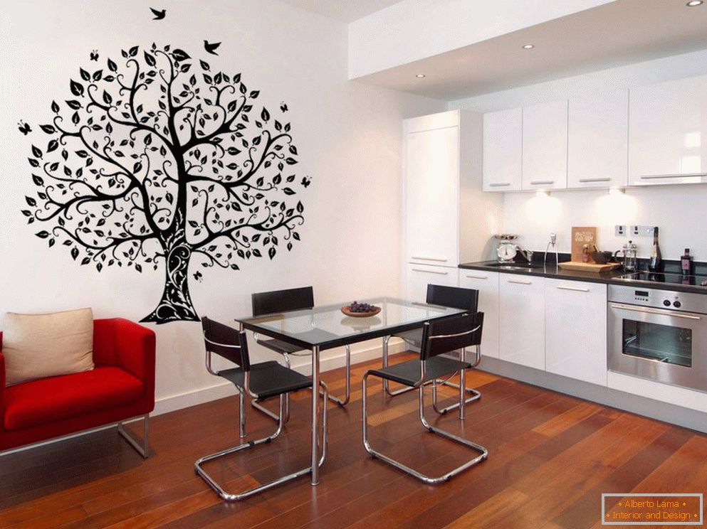 Drevo s pticami na steni kuhinje-jedilnice