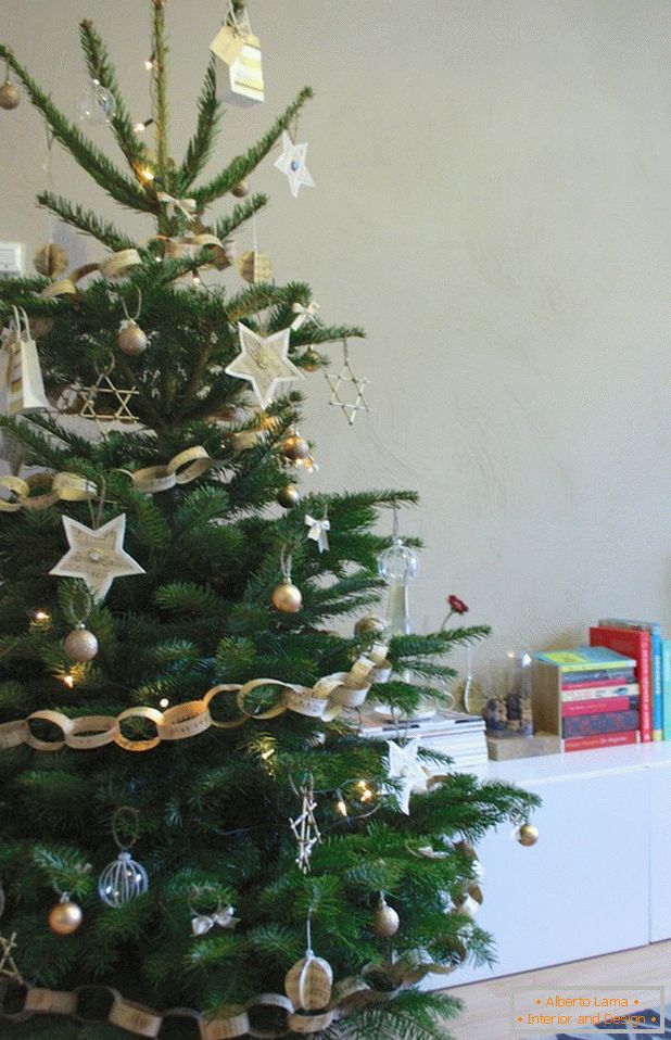 Božično drevo, okrašeno z domačimi igračami