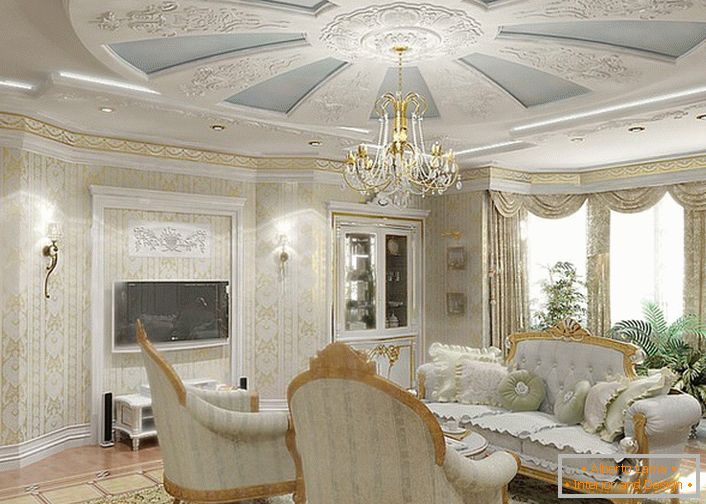Elegantna dnevna soba v hiši na zahodu Nemčije. Nežna kombinacija modre in bele je idealna za sobo za goste.