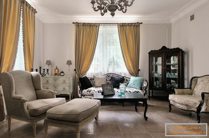 Francoski slog v notranjosti sobe za goste izgleda sproščeno in elegantno. Njena elegantna notranjost daje gladko linijo pohištva in pravilno izbrano razsvetljavo.