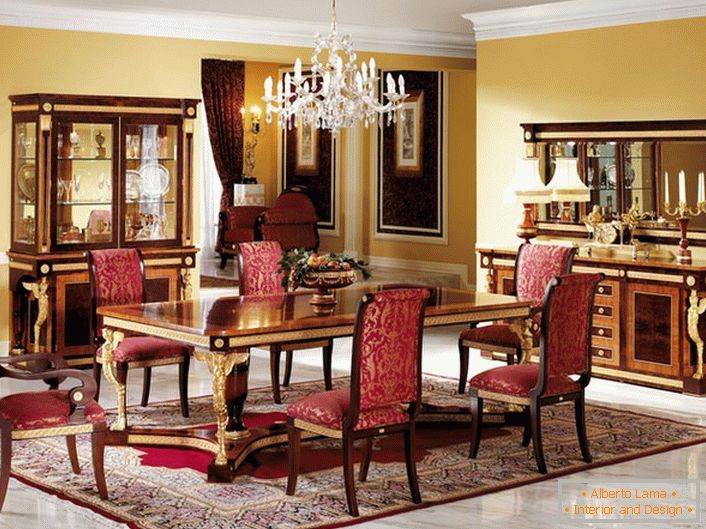 Luksuzna jedilnica v slogu Empire s svetlimi rdečimi naglasi.