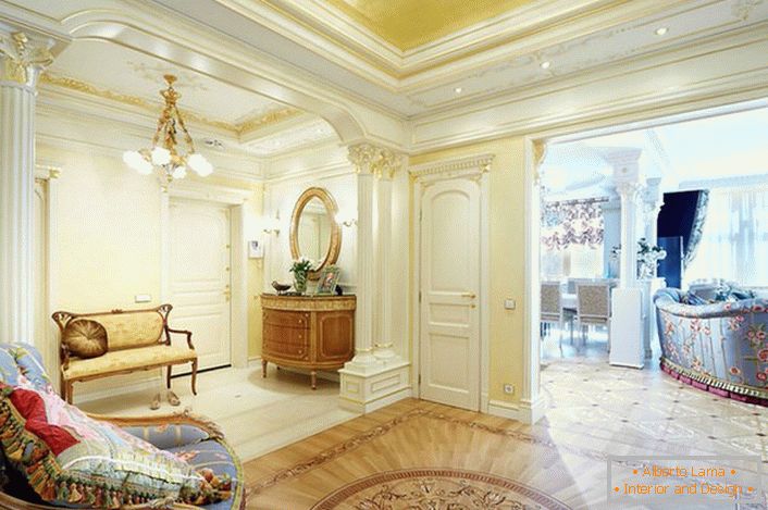 Royal apartmaji v slogu Empire v navadnem apartmaju v Moskvi.
