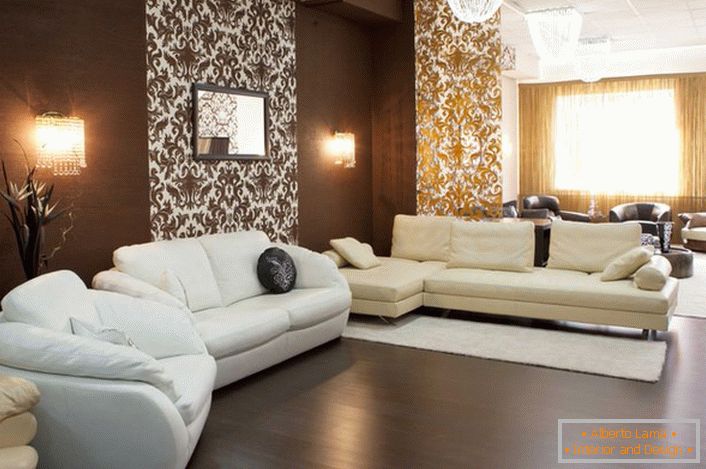Kontrastna kombinacija temno rjave in bele barve - klasična rešitev za oblikovanje sobe za goste v slogu Empire.