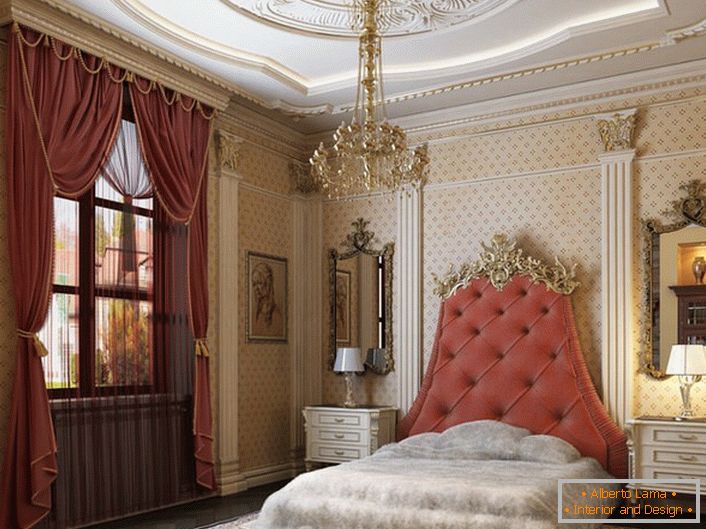 V središču oblikovalske sestave je postelja z visoko glavo, oblečena z mehkimi tkivi barve čaplje rose. 