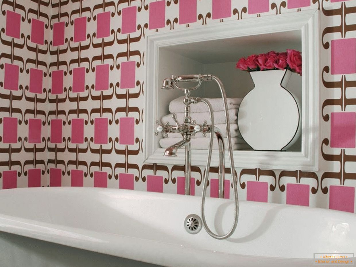 Kopalnica s stensko dekoracijo v roza barvah