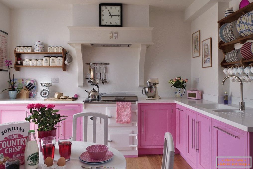 Kuhinja v roza barvi