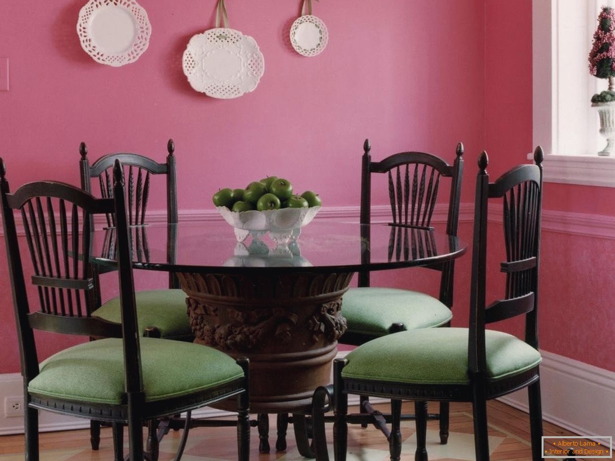 Kombinacija zelenih stoli v roza jedilnici