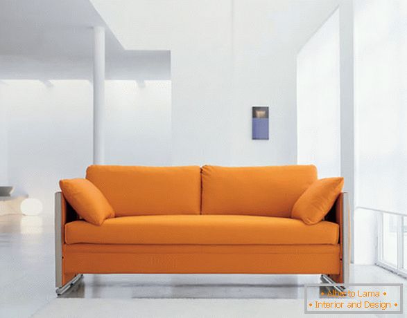 Mehki pomarančni kavč