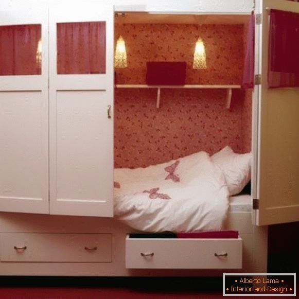 Udobna otroška postelja v bivši omari