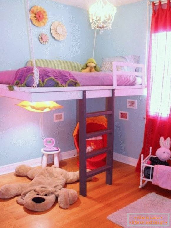Otroška postelja, ki je pritrjena na strop
