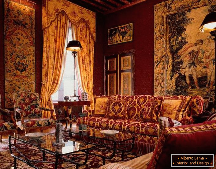 Luksuzno pohištvo, oblečeno v težko tapiserijo za razkošno dnevno sobo.
