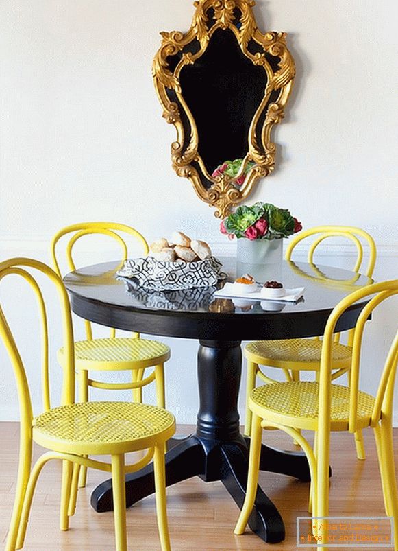 Svetlo rumene stole in črna jedilna miza