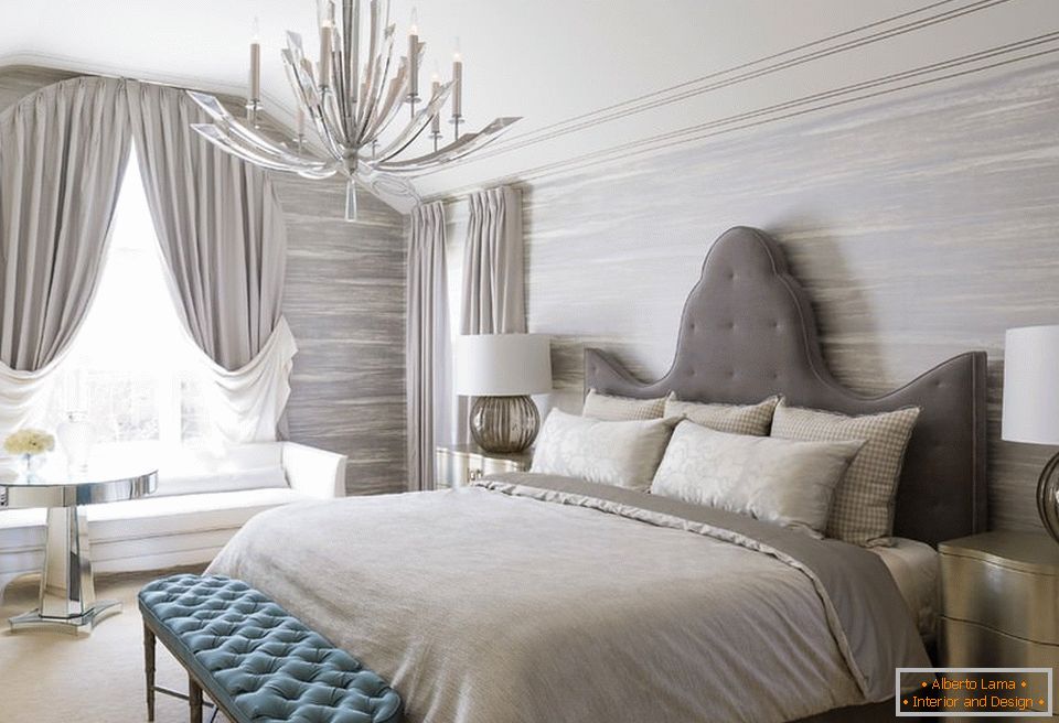 Luksuzni spalnica dekor s sivim tekstilom
