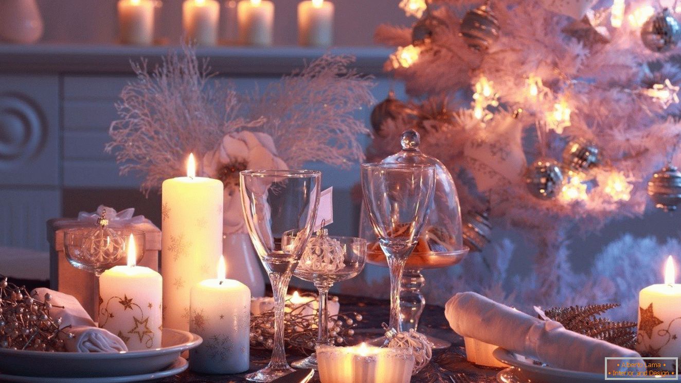 Uporaba sveč različnih velikosti v dekorju novoletne mize