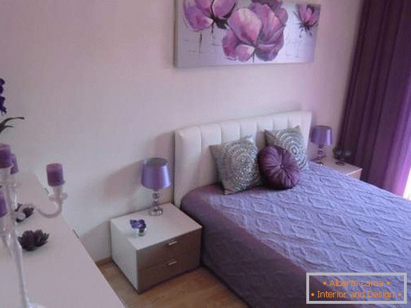 Vijolične zavese v spalnici - fotografija z lepim dekorjem