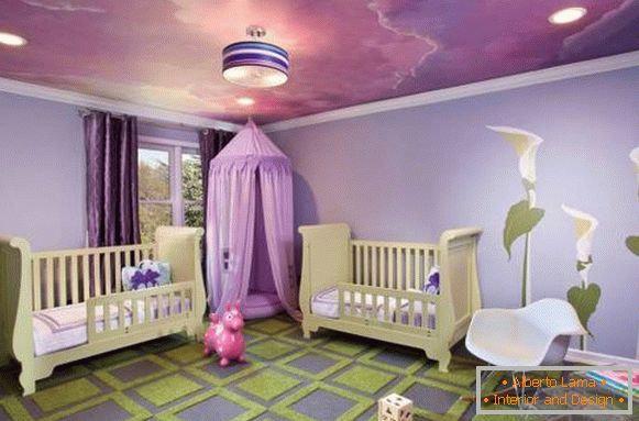 Vijolična barva v notranjosti otroške spalnice