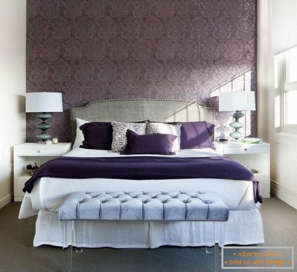 Zasnova spalnice v vijoličastih tonih z modrimi detajli