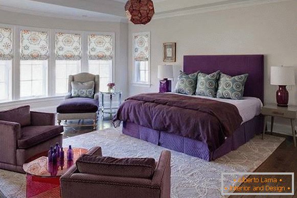 Vijolično pohištvo v spalnici - oblikovanje fotografij z lahkimi stenami