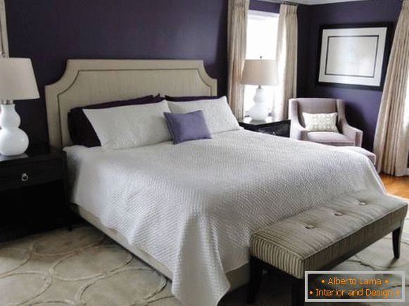 Temno vijolična barva jajčevca na stenah spalnice