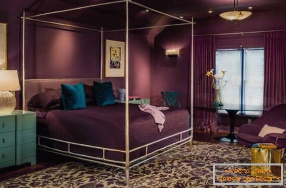 Zasnova spalnice v vijoličnem tonu - fotografija s svetlim dekorjem