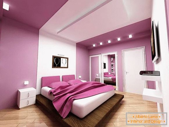 Moderna zasnova spalnice v svetli barvi lila