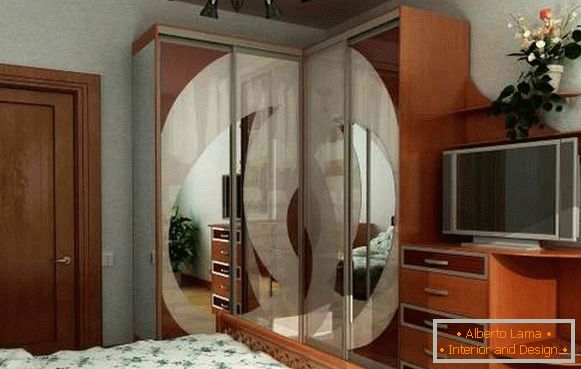 Lepa spalnica za spanje - fotografija vogalnega modela s televizijo